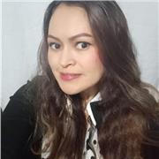 la profesora de ed.fisica imparte clases especiales para adultos mayores